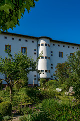 Umsetzung des Gartenstadtkonzepts: Häuserzeile mit Vorgärten in der denkmalgeschützten Hufeisensiedlung Berlin-Britz