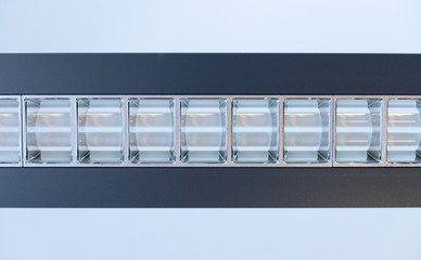 Deckenleuchte mit Leuchtröhren im Büro