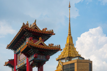 Naklejka premium Chinese gate and thai temple in Bangkok, Thailand