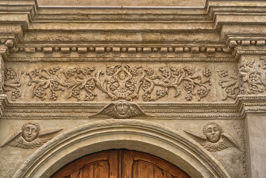 Cagliari, cornice sul portale della Chiesa di Sant'Agostino