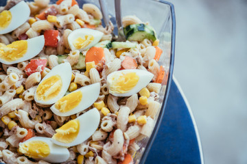 Frischer Nudelsalat mit Gemüse und Eiern, Sommer, draußen