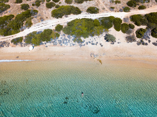 Luftaufnahme des einsamen Strandes von Lageri mit türkisem Meer auf Paros, Kykladen, Griechenland - obrazy, fototapety, plakaty
