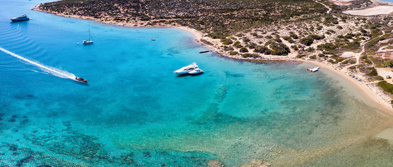 Die Bucht von Lageri mit türkisem Wasser und feinem Sandstrand in Paros, Kykladen, Griechenland