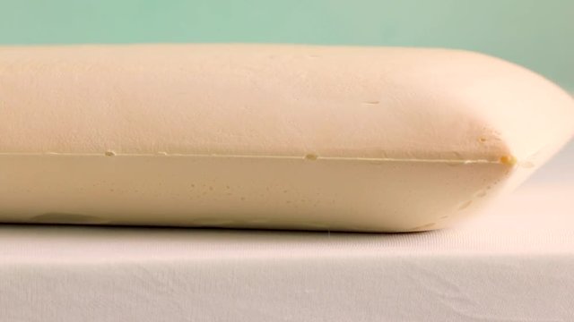 Mano che tocca un materasso in memory foam tecnologico. Super Slow motion.