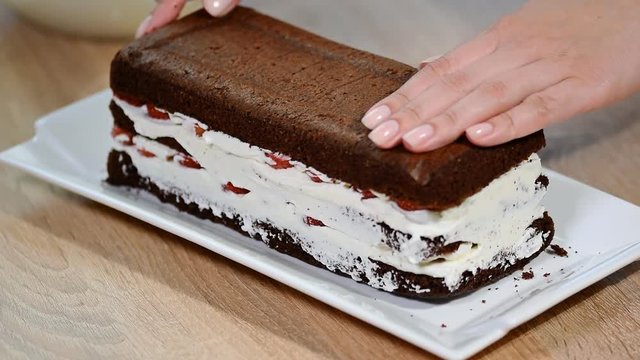 Prepare chocolate cake with strawberries.