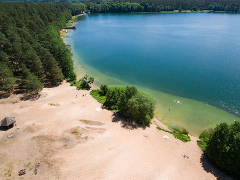 Fototapeta Jezioro Białe Augustowskie i plaża Patelnia, widok z lotu ptaka