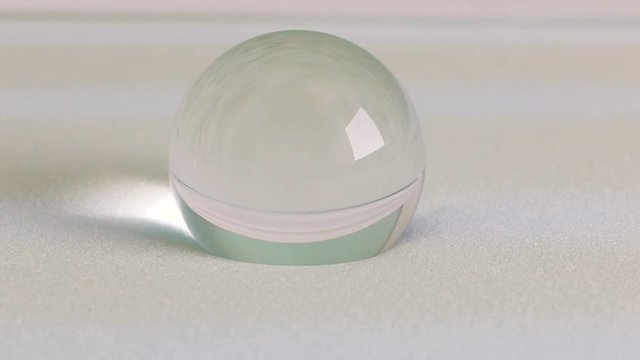 Materasso e cuscino in schiuma memory foam testato da una mano e una palla di vetro che rotola e rimbalza.