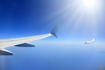Samolot pasażerski odrzutowy nad chmurami w promieniach słońca. - obrazy, fototapety, plakaty