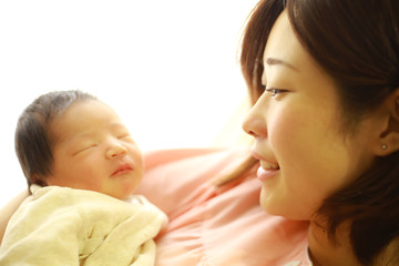 新生児と若い母親