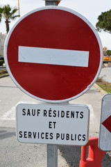 Panneau sens interdit sauf résidents et services publics