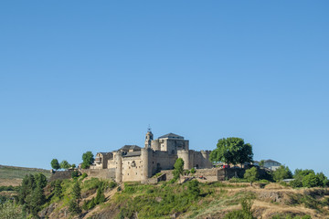 Fototapeta na wymiar Vista de la de Puebla de Sanabria y su castillo en la provincia de Zamora España 