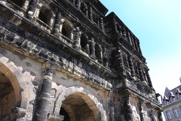 Die Porta Nigra (lateinisch für „Schwarzes Tor“) ist ein ab 170 n. Chr. errichtetes früheres...