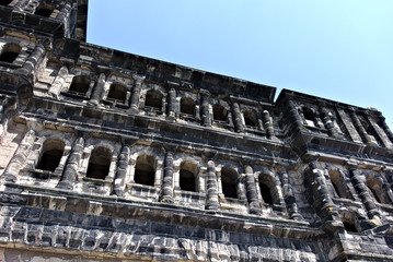 Die Porta Nigra (lateinisch für „Schwarzes Tor“) ist ein ab 170 n. Chr. errichtetes früheres...
