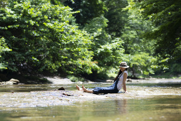 川で遊ぶ女性
