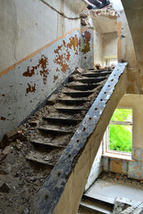 Fototapeta na wymiar Zniszczone wnętrze opuszczonej wojskowej bazy.