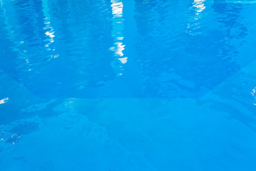 piscine bleue à double niveaux 