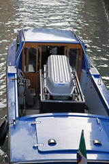 Obraz premium Casket in Boat