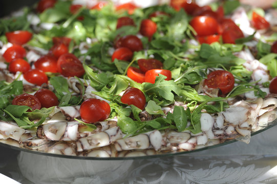 Polpo con insalata e pomodorini