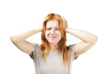 Fototapeta premium Piękna rudowłosa młoda kobieta cierpi na ostrą migrenę wijącą się z bólu. Ładna kobieta uczucie bólu głowy trzymając głowę. Zachowanie niewerbalne, mowa ciała. Białe tło, bliska, kopia przestrzeń.