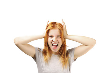 Fototapeta premium Piękna rudowłosa młoda kobieta cierpi na ostrą migrenę wijącą się z bólu. Ładna kobieta uczucie bólu głowy trzymając głowę. Zachowanie niewerbalne, mowa ciała. Białe tło, bliska, kopia przestrzeń.