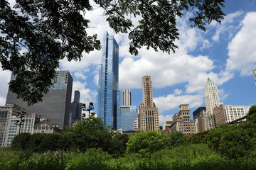 Naklejka premium Chicago city skyline bright blue sky with white clouds day