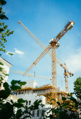 Baustelle mit Kränen und blauem Himmel, Wachstum