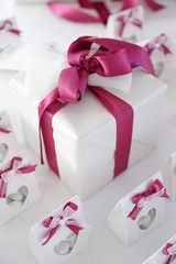 gruppo di bomboniere color lilla sopra un piatto bianco