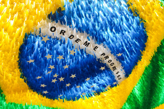 Rua decorada com fitas e bandeiras da copa. Futebol na rua com bandeira do brasil e vários países do mundo 2018