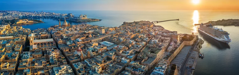 Poster Valletta, Malta - Luchtfoto panoramisch uitzicht op Valletta met de berg Karmel-kerk, St.Paul& 39 s en St.John& 39 s Cathedral, Manoel Island, Fort Manoel, Sliema en cruiseschip dat Grand Harbour bij zonsopgang binnenkomt © zgphotography