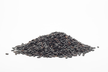 Arroz negro sobre fondo blanco