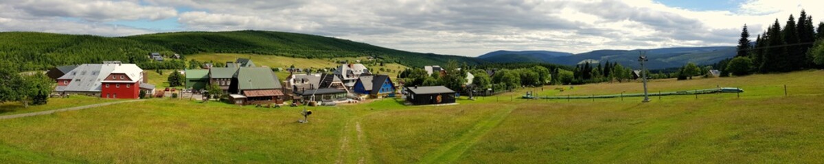 Panorama małej, górskiej, turystycznej czeskiej wioski przy granicy z Polską w pasmie Sudeckich...