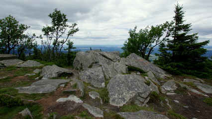 Fototapeta na wymiar Widok ze szczytu skał w Karkonoskim Parku Krajobrazowym - skały i przepaść