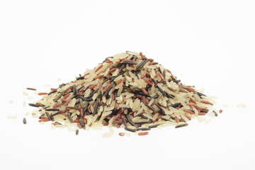 Arroz tricolor (rojo, negro y vaporizado) sobre fondo blanco