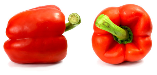 Zwei Paprika liegen isoliert in Nahaufnahme