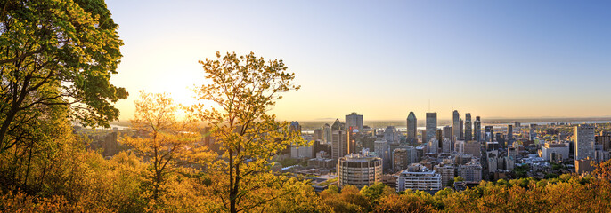 Montreal, Canada – 21 May 2018. Beautiful golden sunrise over the Montreal city. Amazing panorama of Montreal downtown skyline in the morning hours. Golden sun light view from Mont-Royal park. - obrazy, fototapety, plakaty