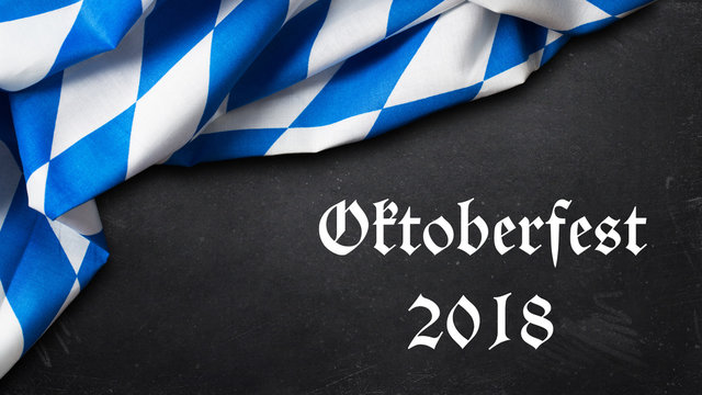 Tischtuch mit bayrischem Rautenmuster und Kreidetafel mit Aufschrift "Oktoberfest 2018" 