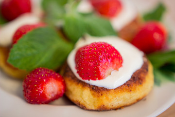 Сырники с клубникой