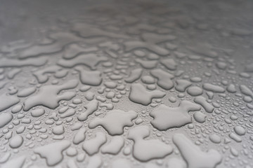 Wassertropfen auf Auto