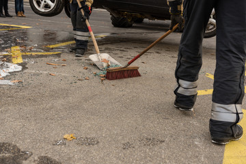 Strassenreinigung der glasspliter nach Verkehrsunfall, durch die Feuerwerhr 