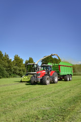 Ackerbau - ernte, Landtechnik bei der Grassilage-Ernte