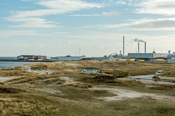 zusammenspiel zwichen Industrie und erholungsgebiet am strand von skagen
