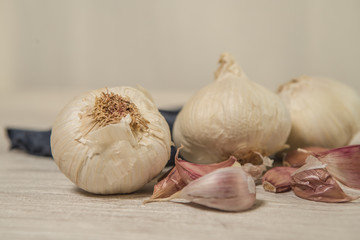 Garlic heads and garlic cloves for cooking