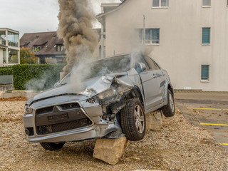 Rauchendes brennendes auto nach Verkehrsunfall