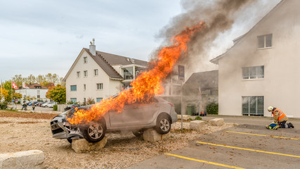 Brennendes auto im Vollbrand nach unfall