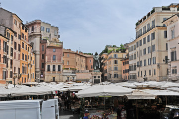 Roma, piazza Campo de Fiori - Mercato e statua di Giordano Bruno