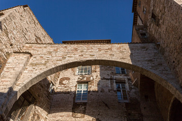 Obraz premium Medieval architecture in Italy with brick bow