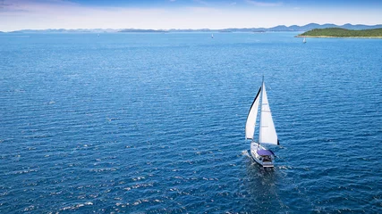 Afwasbaar Fotobehang Zeilen Zeilboot op open water, luchtfoto