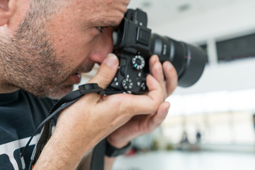 photographer shooting in session