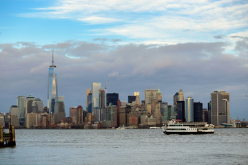 Obraz premium The downtown Manhattan skyline at New York City, late in the afternoon.
