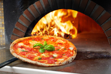 Hete Margherita-pizza gebakken in de oven